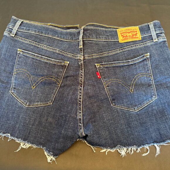 Women's Classic Straight Levi Jean Shorts - Picture 5 of 5